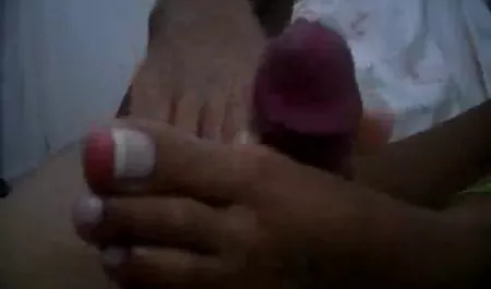 Apolonia bearbeitet ihre enge kostenloseerotik filme Muschi steif