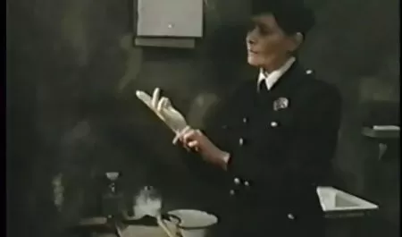 Der Teenager des 18-jährigen Mädchens verlässt die Schule, um Pornos zu filmen sex spiele filme