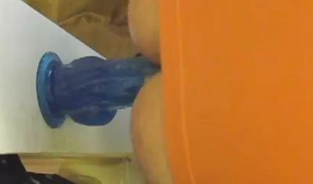 Blauäugiger blonder Teenager, der erotische massage filme kostenlos einen alten Schwanz lutscht