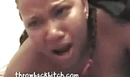 Asiatischer Pornostar wird von zwei Typen am Spieß erotische pornofilme gebraten