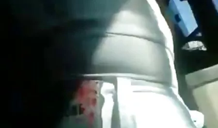 Hübsche Frau mit erotische freie filme Kirsten Price Perlenkette