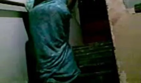 Ehrfürchtiges hübsches teen erotikfilm Euromädchen berührt sich für