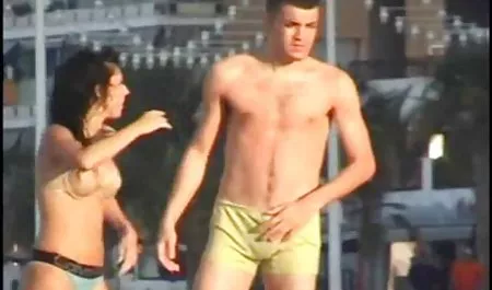 Die vollbusige, free erotik stream blonde MILF bringt Teenagern alles über Sex bei