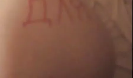 Einsame Frau, die mit erotischefilme gratis schwarzem Monsterschwanz betrügt